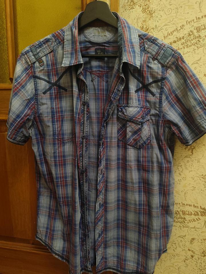 Рубашка с коротким рукавом.