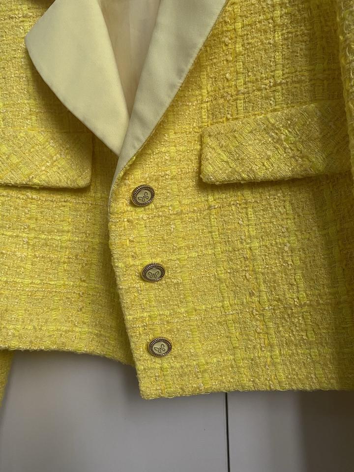 яркий пиджак с плечиками