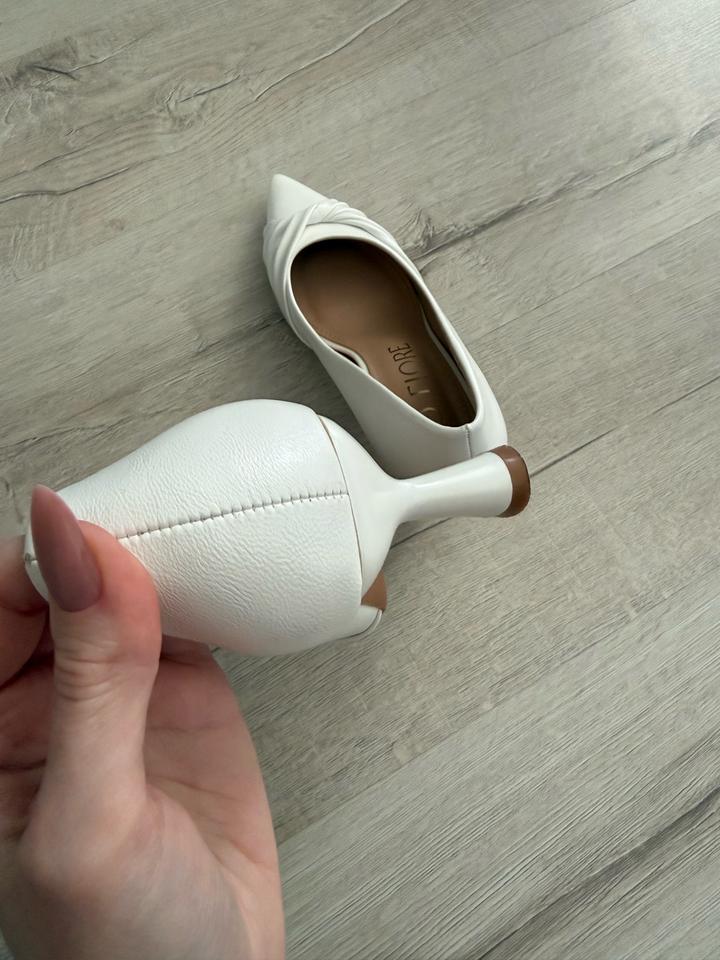 Белые туфли-лодочки на невысоком каблуке