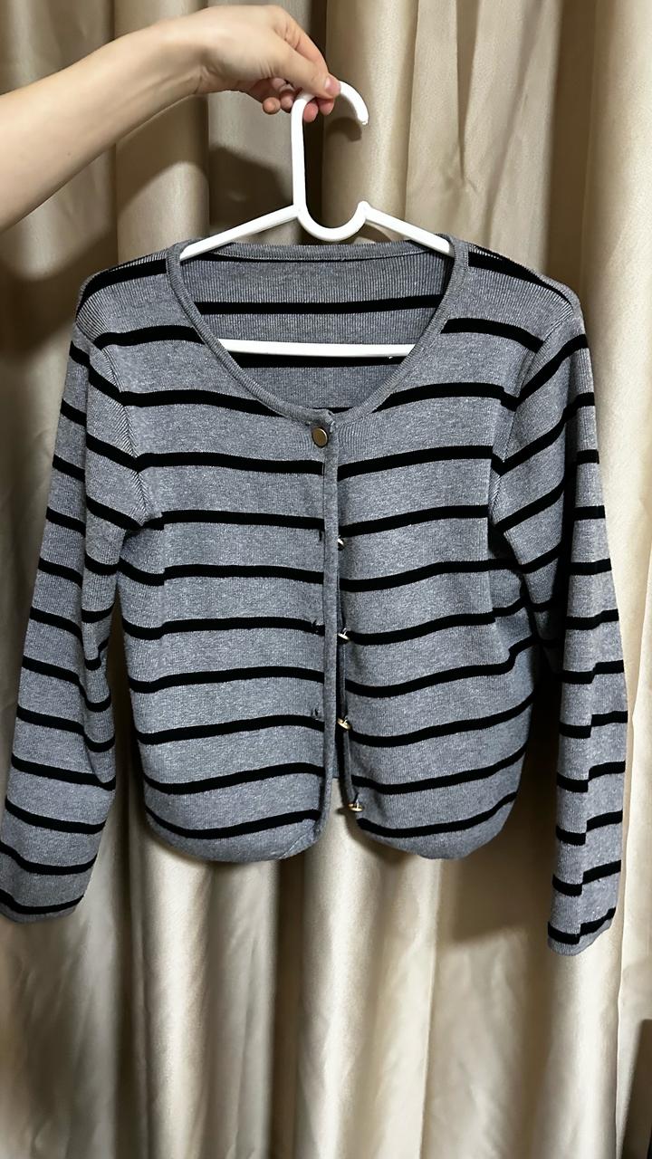 серый кардиган в полоску