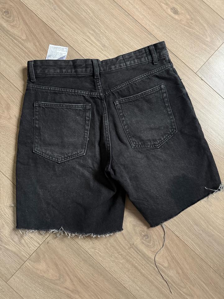 Черные джинсовые шорты Bershka