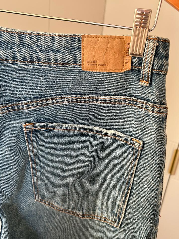 Джинсы Mom Bershka