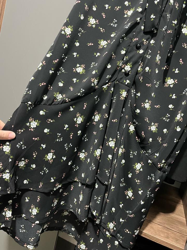черное платье с цветочками