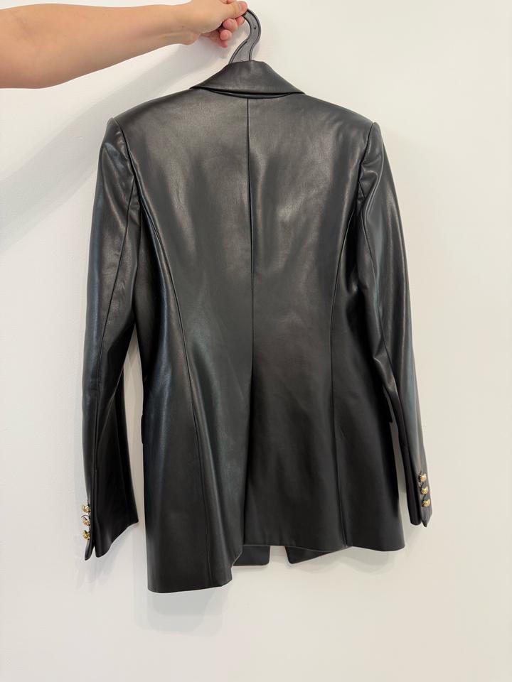 Стильный пиджак из эко-кожи Zara