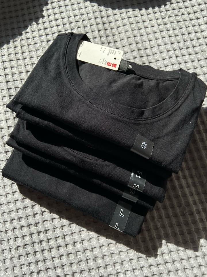 Женские футболки базовые UniqloБазовые футболки черном цвете, оригинал, выкупали