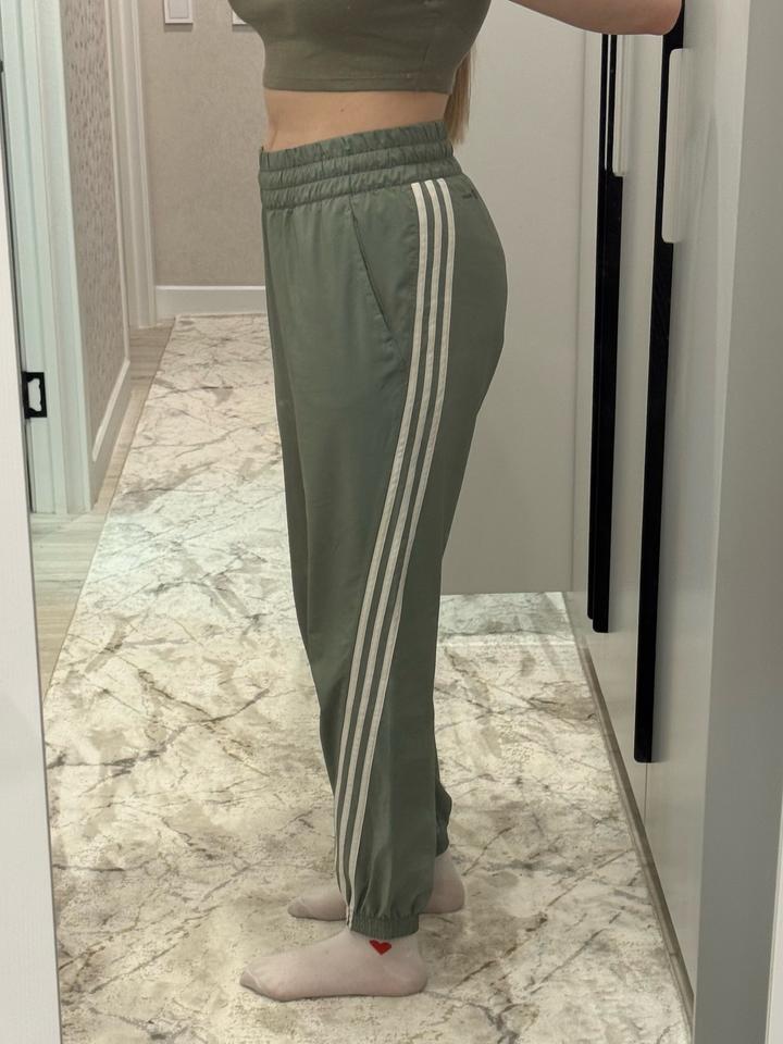 Оливковые штаны Adidas