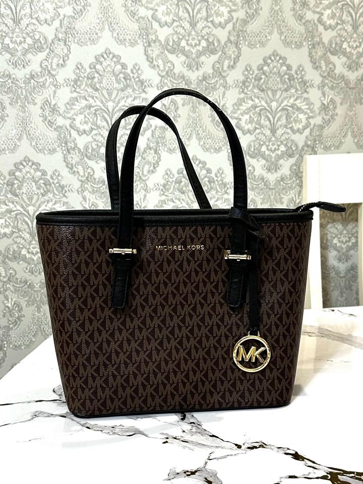 Сумка-тоут (шоппер) Michael Kors 🧡с круглым брелоком, ручками и молнией сверху.