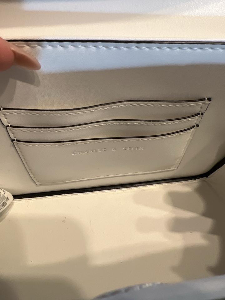 Белая сумка Charles & Keith