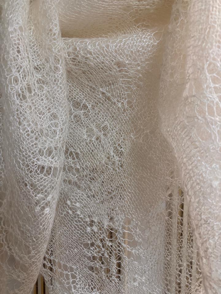 Пуховый, ажурный оренбургский платок