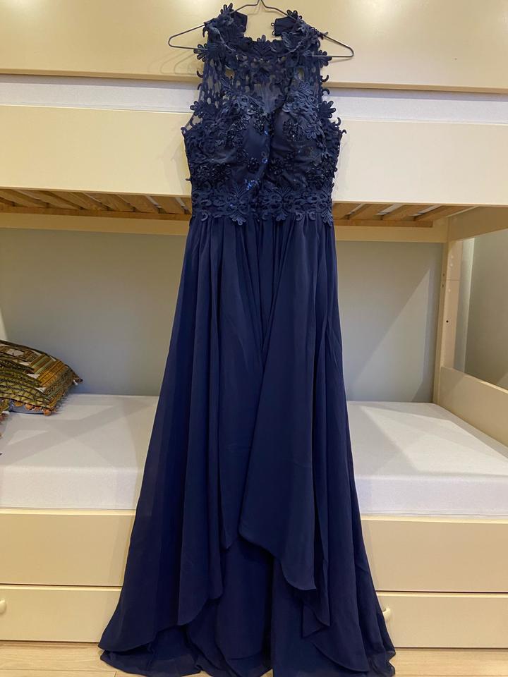 Вечернее платье, с открытыми руками, очень элегантное, в идеальном состоянии.