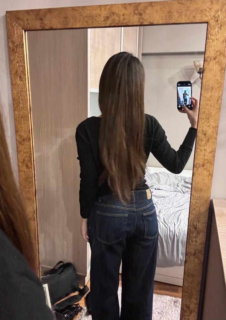 Темные прямые джинсы на заниженной посадке