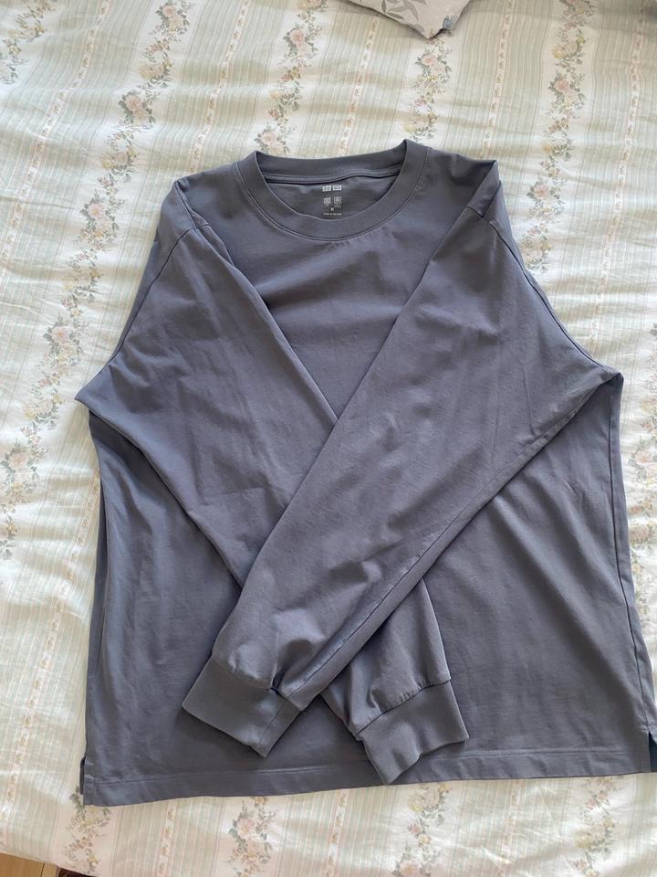 Темно серый лонгслив от UNIQLO