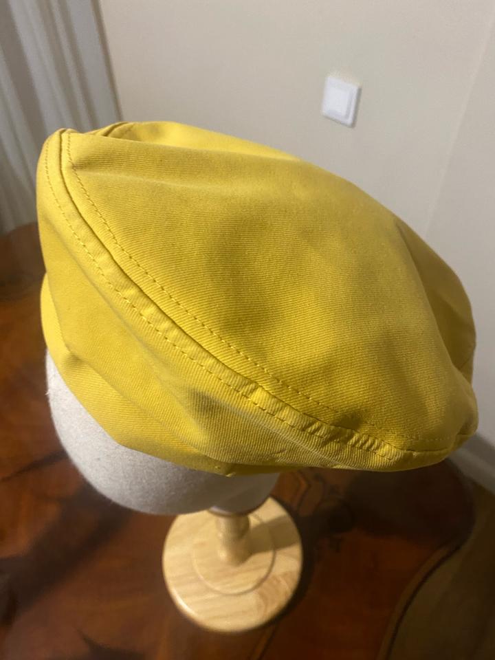 Берет новый желтый