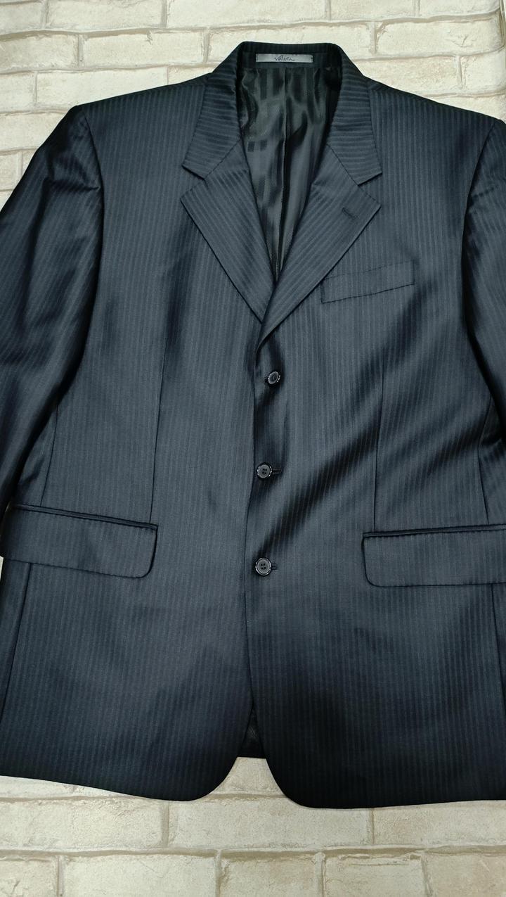Мужской серый костюм в полоску