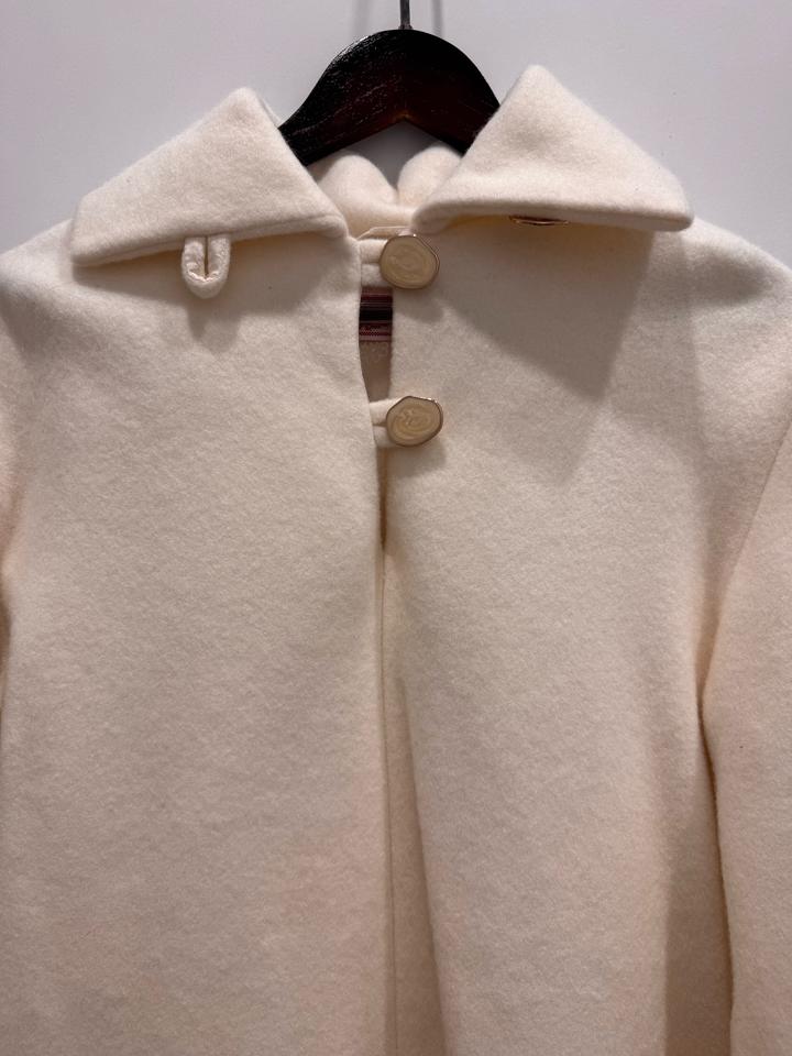 Молочное пальто-пончо