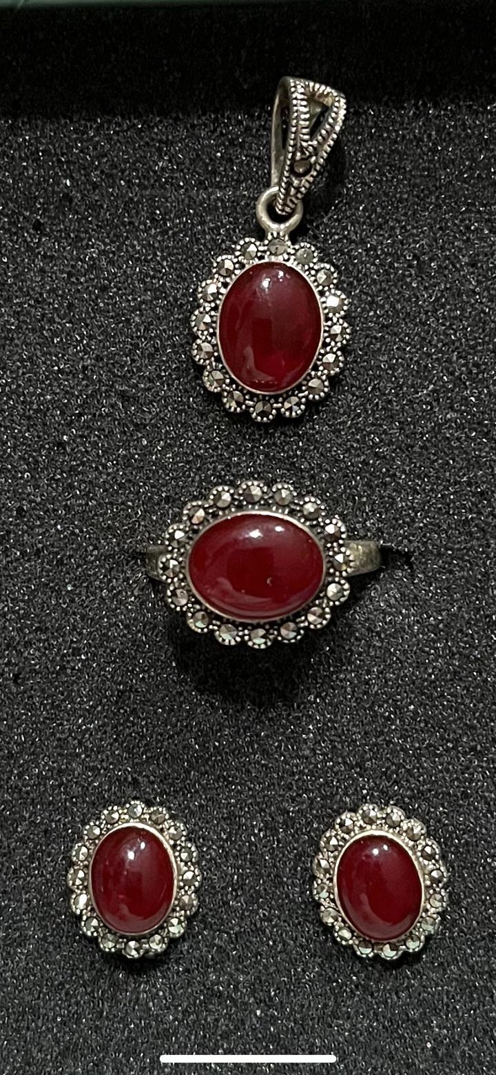 Серебро.Гранатовый набор. Кольцо, серьги, кулон.