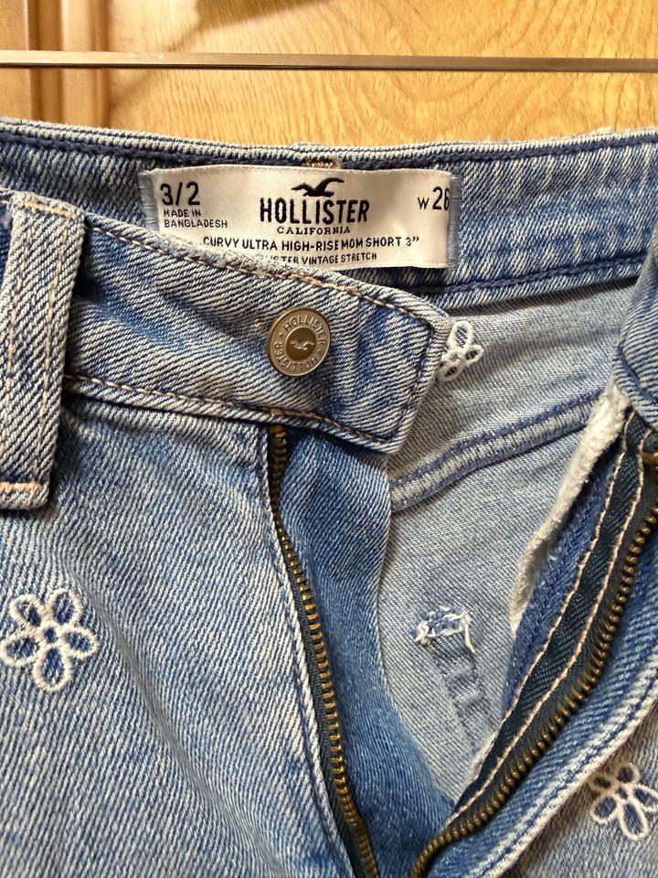 Джинсовые шорты Hollister с вышивкой