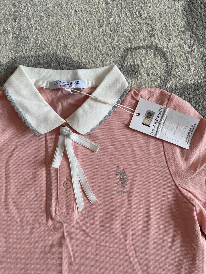 Футболка новая, с этикеткой. Очень нежно смотрится.