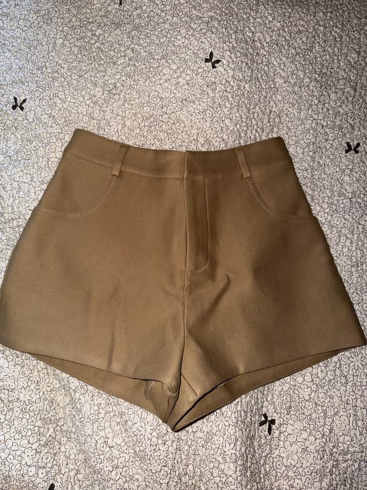 Новые Шорты бежевые