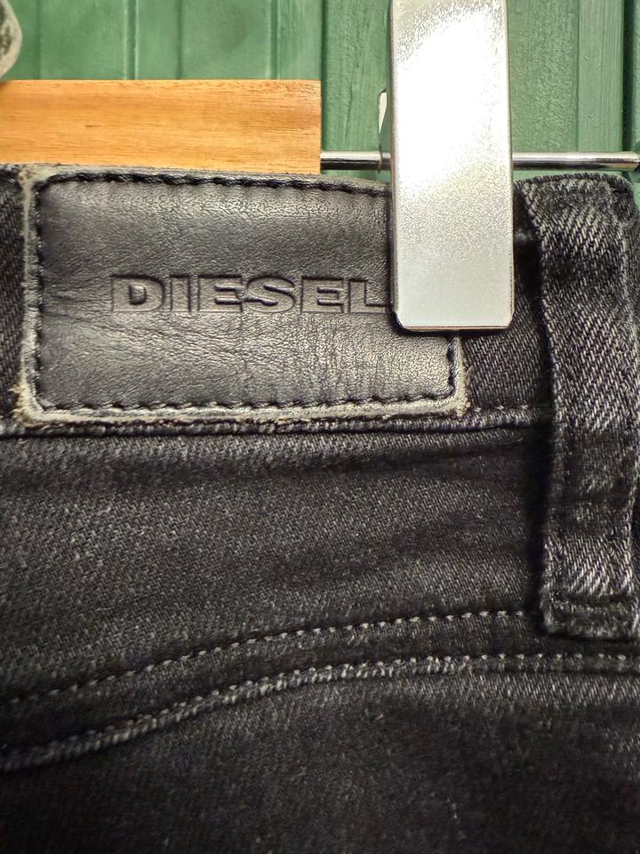 женские джинсы бренда Diesel имеют застежку на пуговицы и декоративный разре