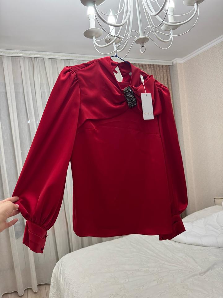 Красная блузка от GIZIA