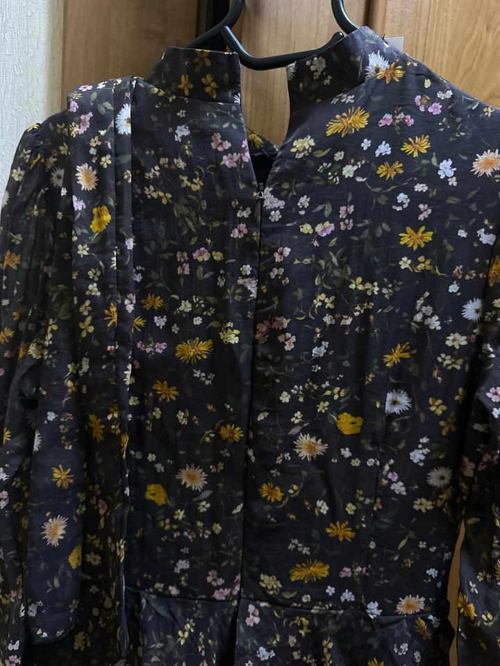 Новое платье с этикеткой.