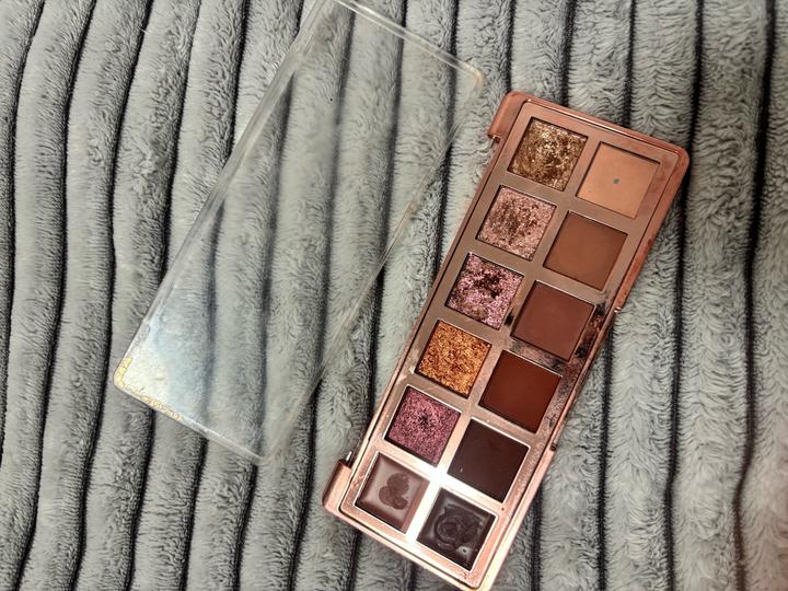 MAKEUP REVOLUTION Тени для век