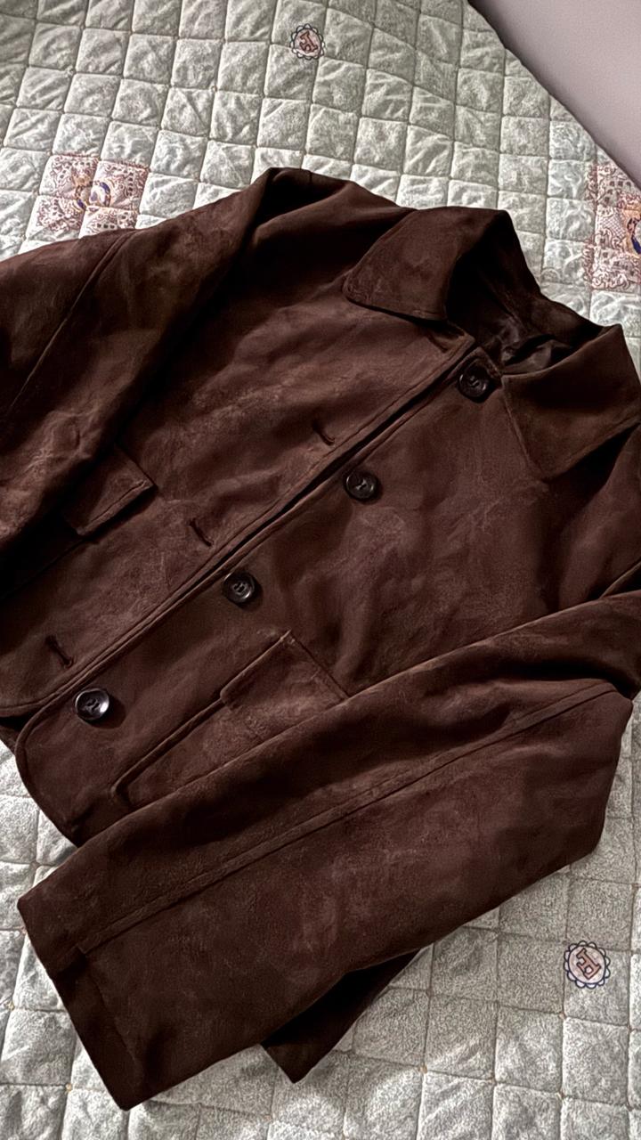 Стильная замшевая куртка в шоколадном оттенке