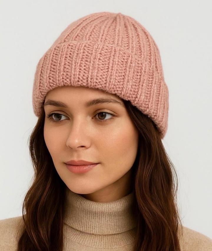 Розовая шапка Stradivarius