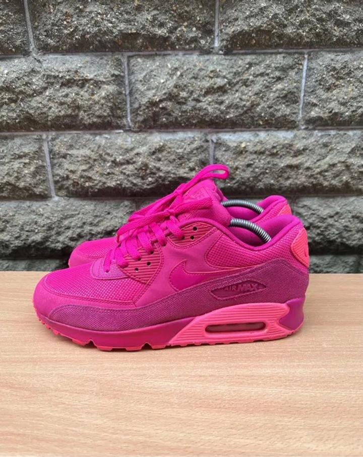 Nike Air Max 90 (Fireberry) идеальный выбор для тех, кто ценит стиль и комфорт