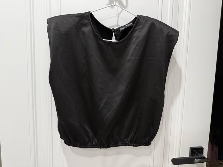 черный топ от Zara
