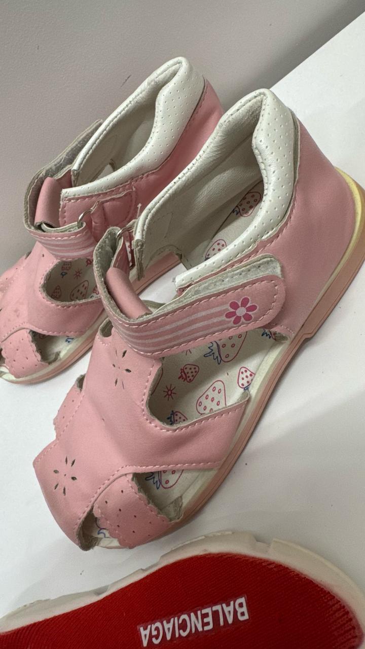 Кроссовки и сандали