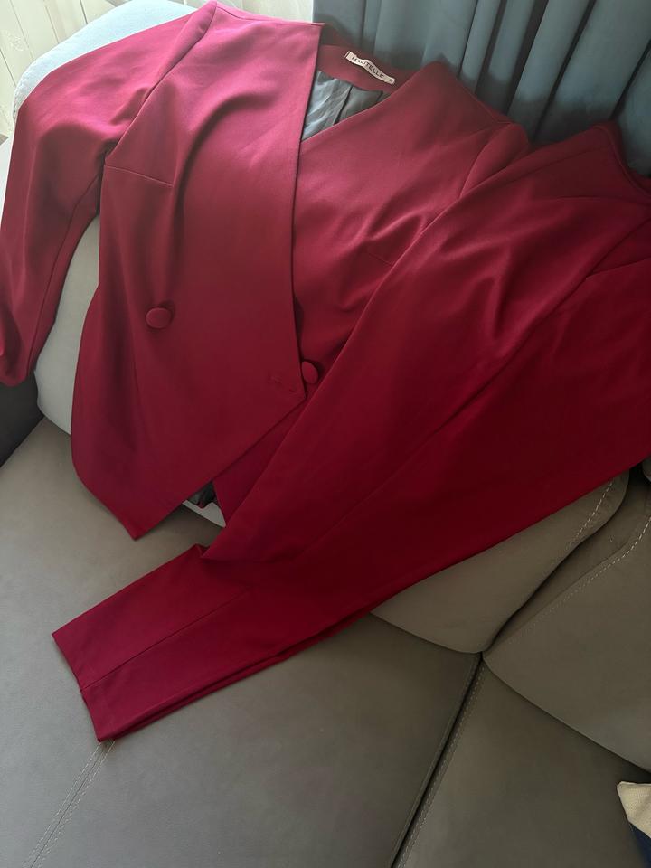 Бордовый брючный костюм