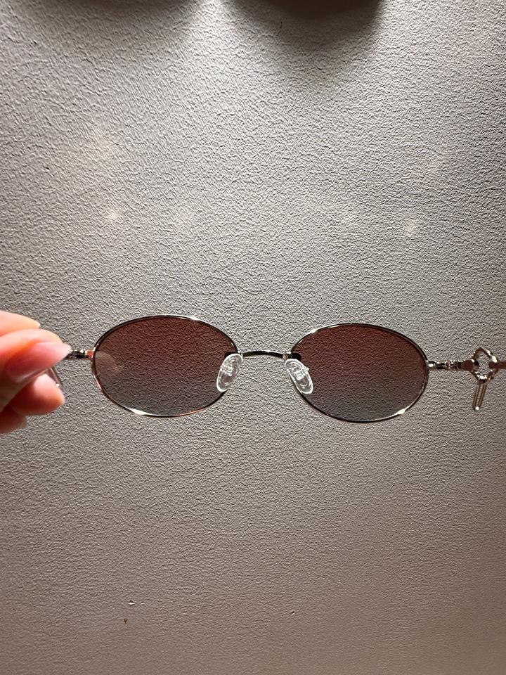 Солнцезащитные очки с чехлом