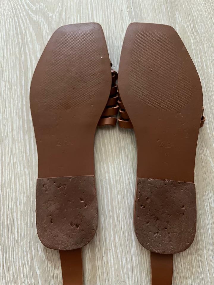 Плетеные сандалии Zara