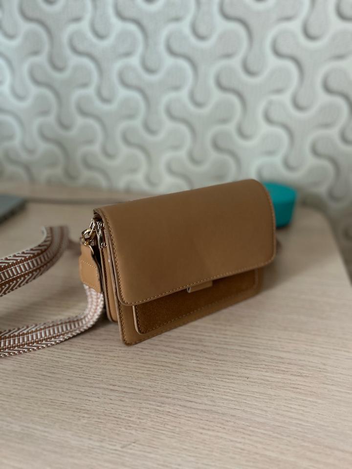 Стильная мини-сумка в карамельном оттенке