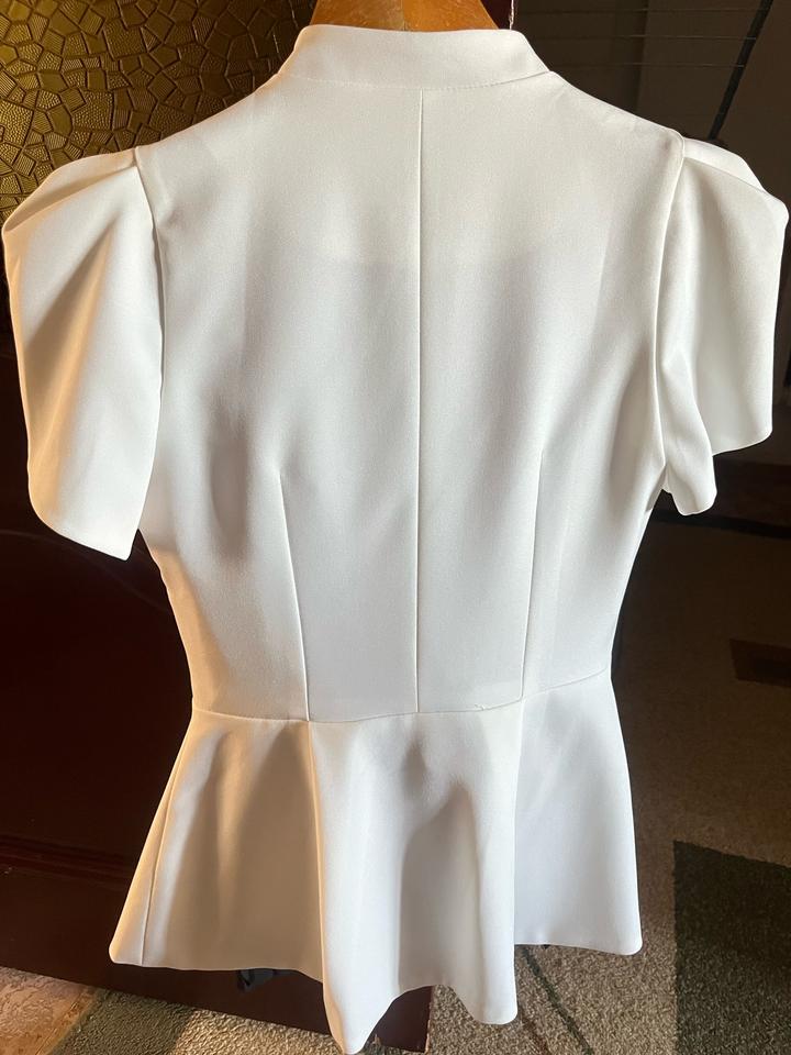 Белый приталенный пиджак