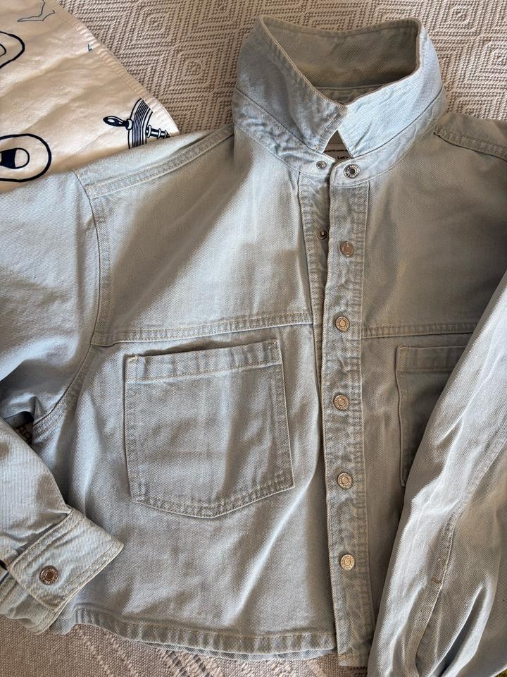 Нежно голубая джинсовка H&M