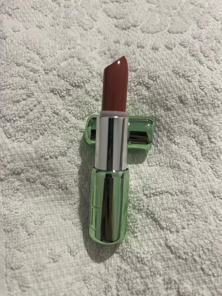 Губная помада Clinique Pop™ Longwear Lipstick в оттенке 19 Petal Pop Matte