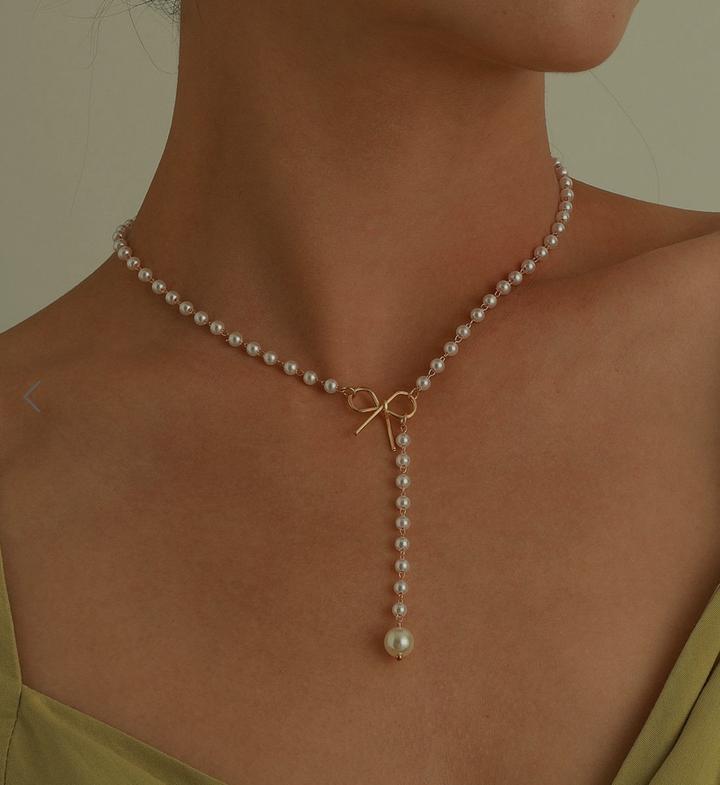 Колье из сплава с подвеской кулон бантик, жемчуг