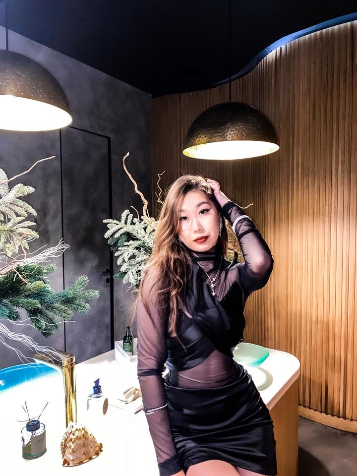 Чёрное атласное платье