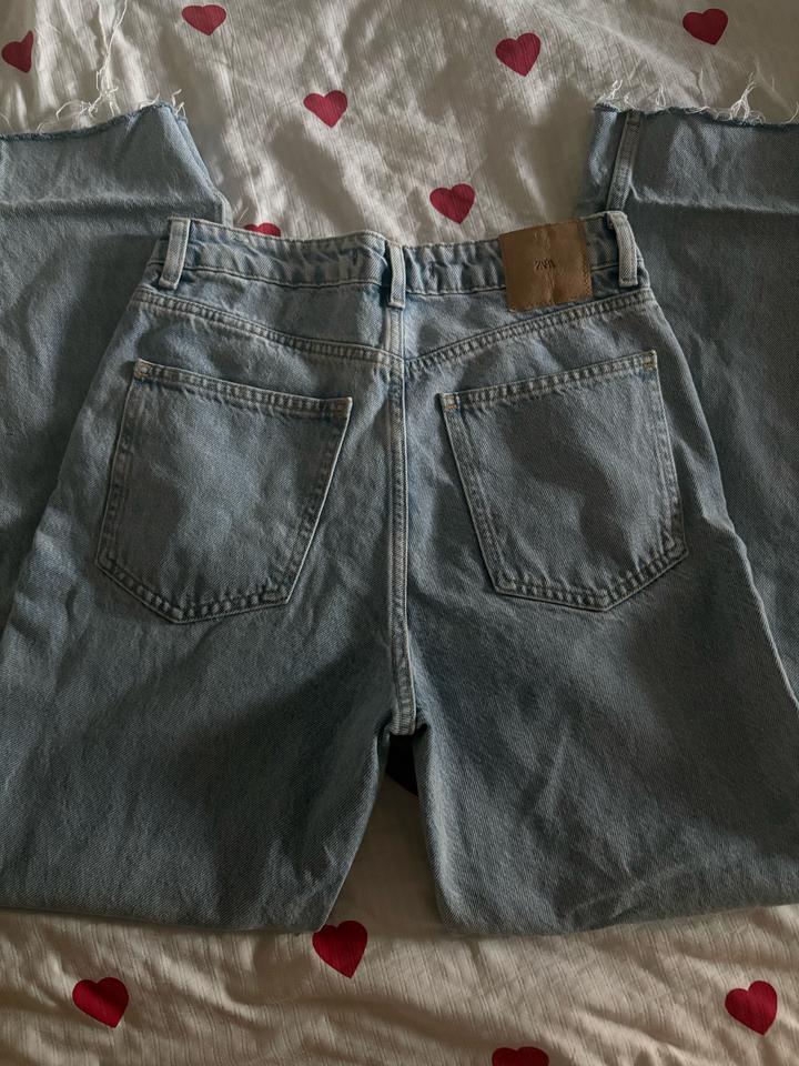 голубые джинсы Zara