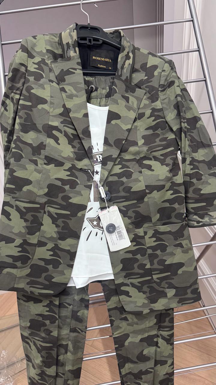 Костюмы тройка, новые, турецкие, размеры 42