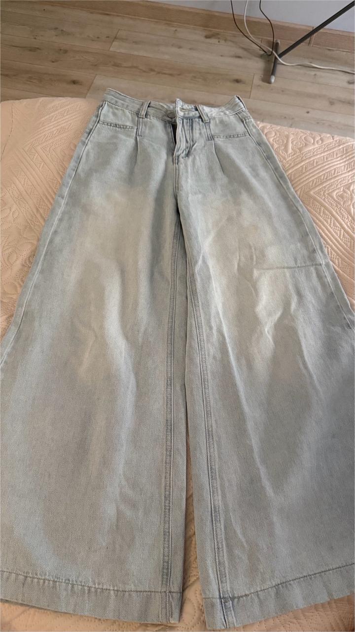 Голубые джинсы