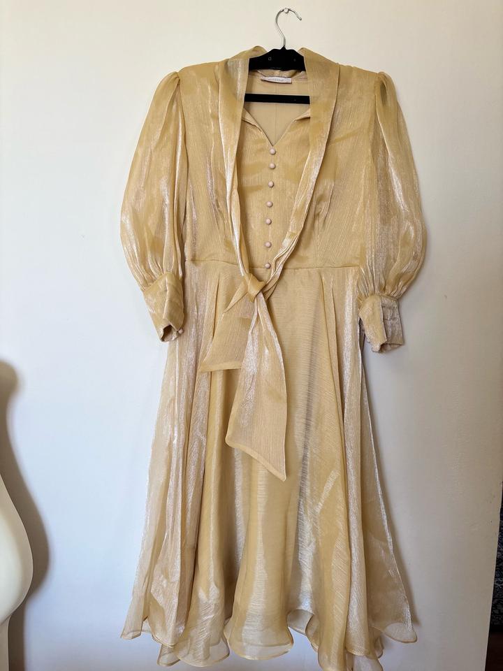 Золотистое платье