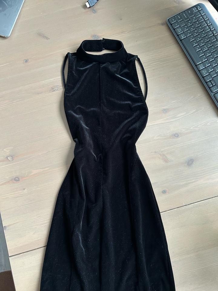 Черное платье вельветовое BERSHKA