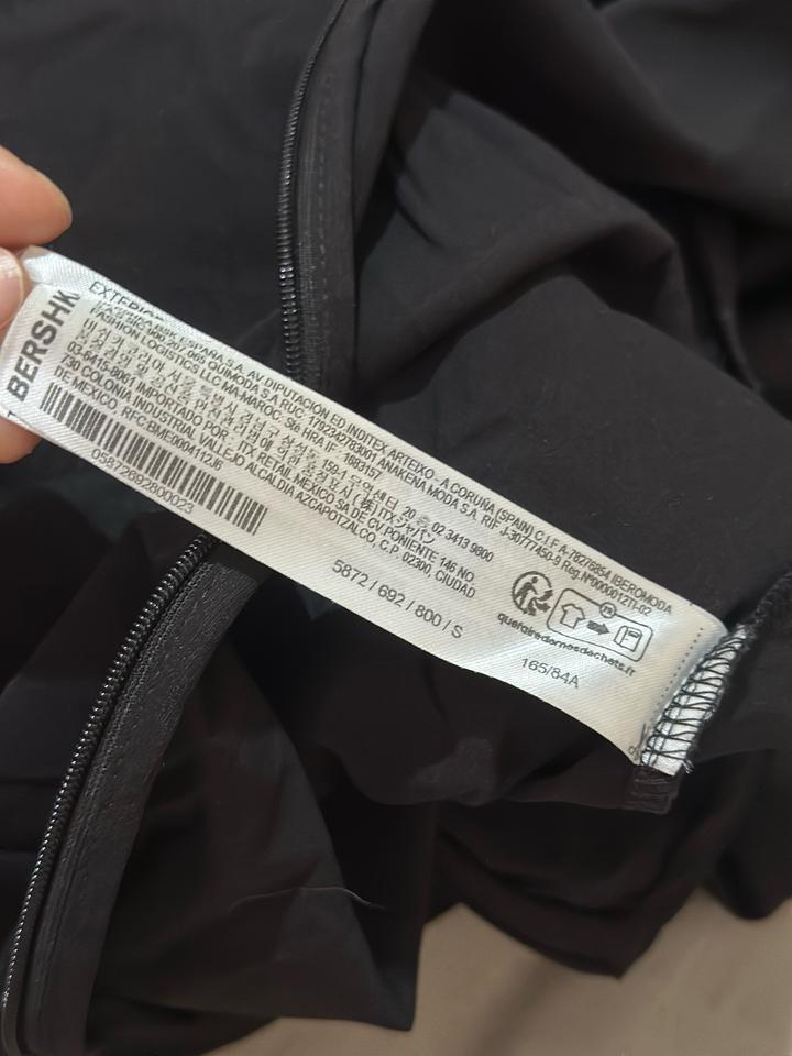 Чёрное мини-платье Bershka