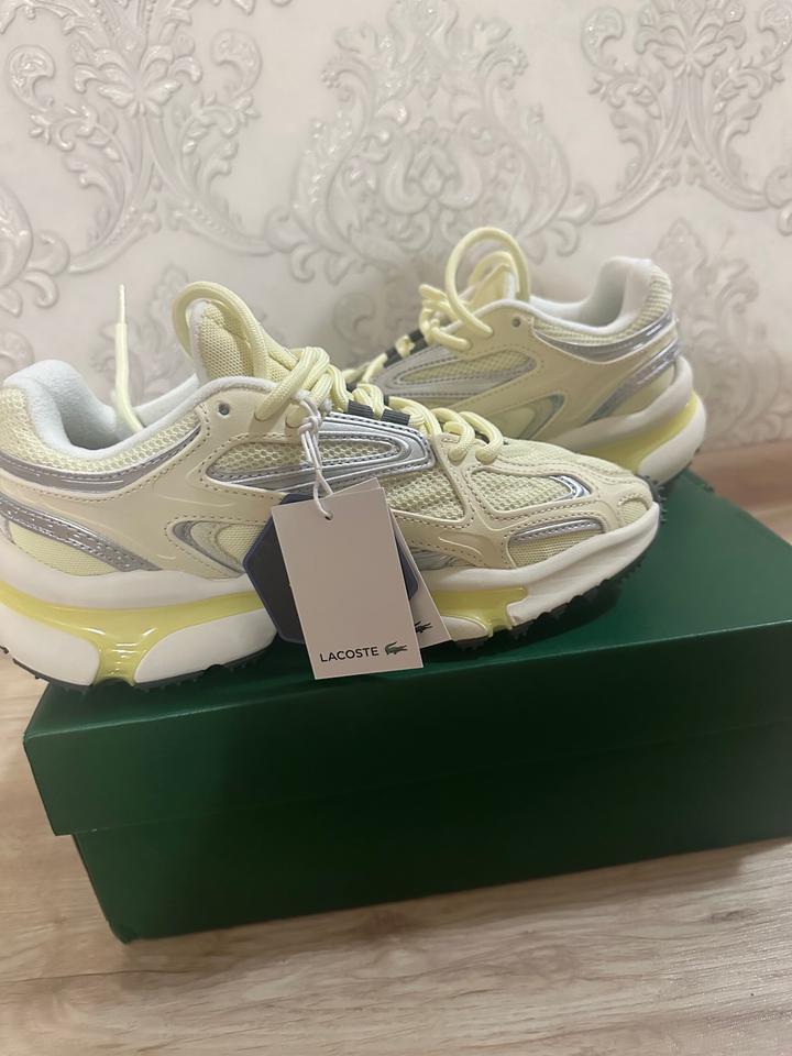 Продам новые кроссовки Lacoste