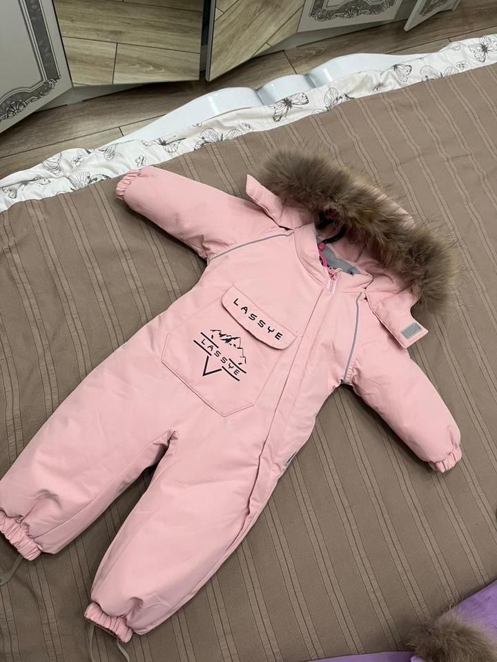 Детский комбинезон LASSIE нежно-розового цвета.