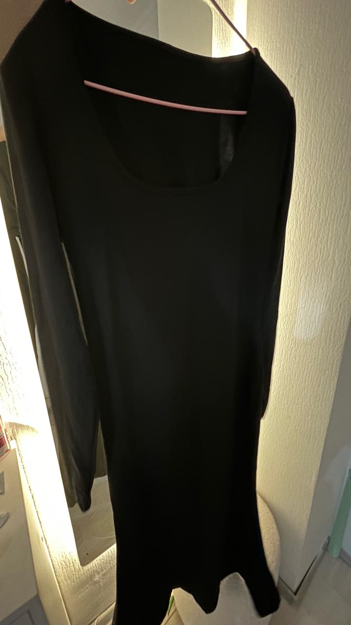 Новое черное платье с рукавами